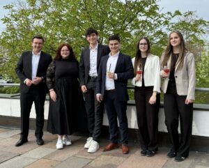 Die 5 besten Azubis mit Ausbildungsleiter Florian Hübner